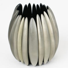 Pulsera tipo brazalete elástica «Monies» de Gerda Lynggaard, con diseño escultural en madera negra y resina
