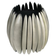Pulsera tipo brazalete elástica «Monies» de Gerda Lynggaard, con diseño escultural en madera negra y resina