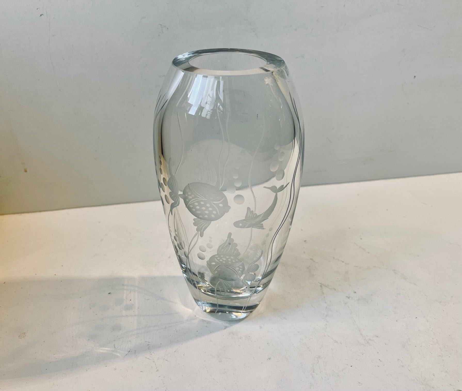 Art déco Vase à poisson gravé en cristal de Gerda Strömberg pour Strömbergshyttan, années 1940