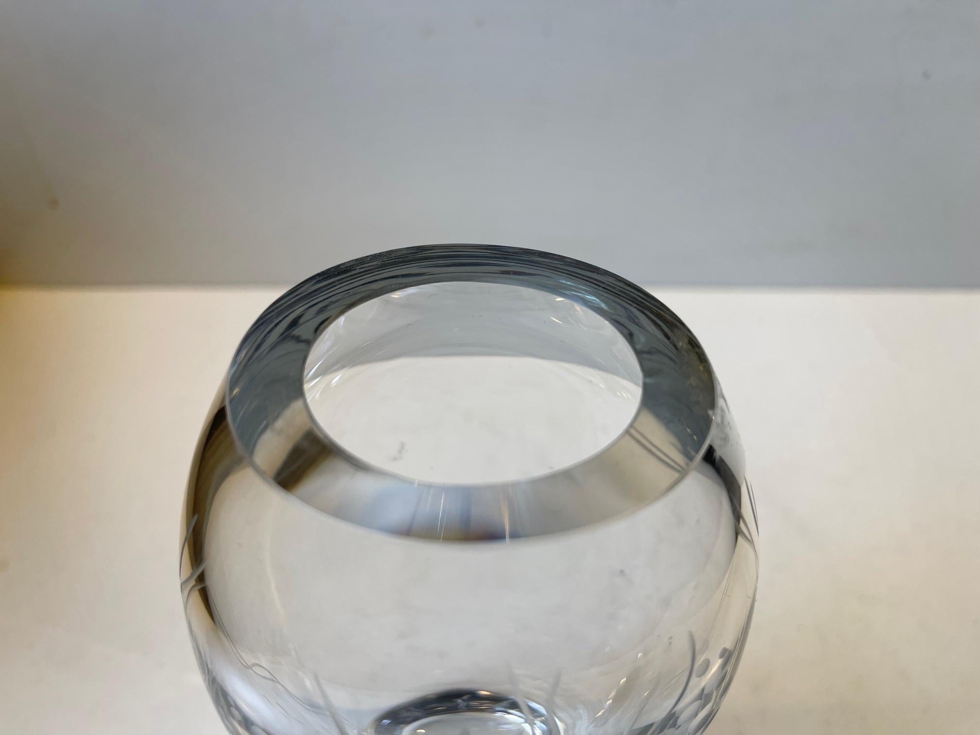 Inciso Vaso di cristallo con pesce inciso di Gerda Strömberg per Strömbergshyttan, anni '40