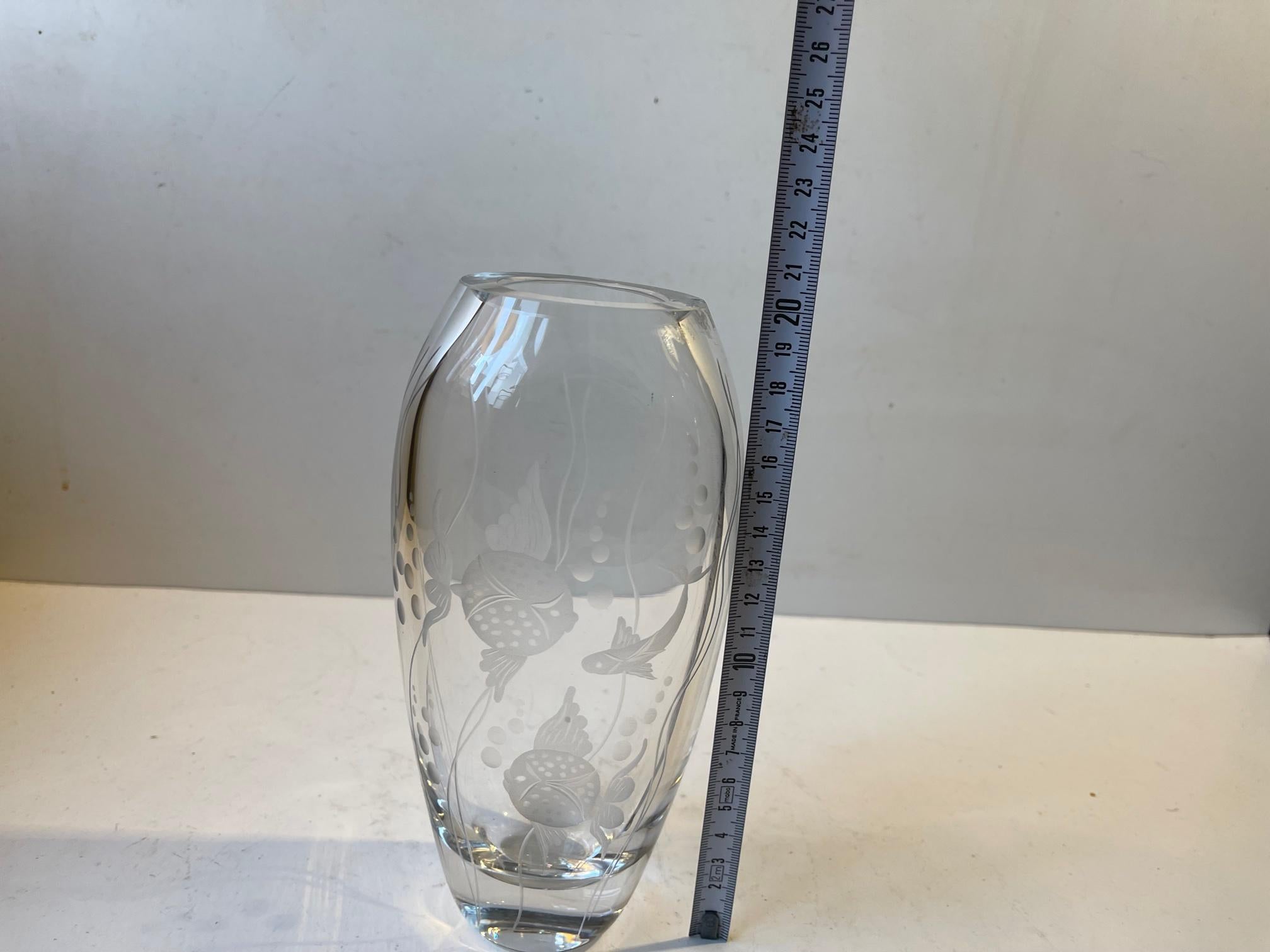 Vaso di cristallo con pesce inciso di Gerda Strömberg per Strömbergshyttan, anni '40 In condizioni buone a Esbjerg, DK