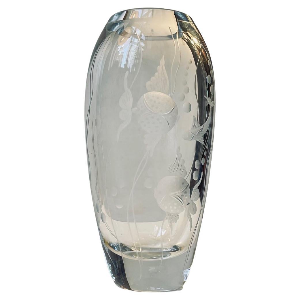 Vaso di cristallo con pesce inciso di Gerda Strömberg per Strömbergshyttan, anni '40