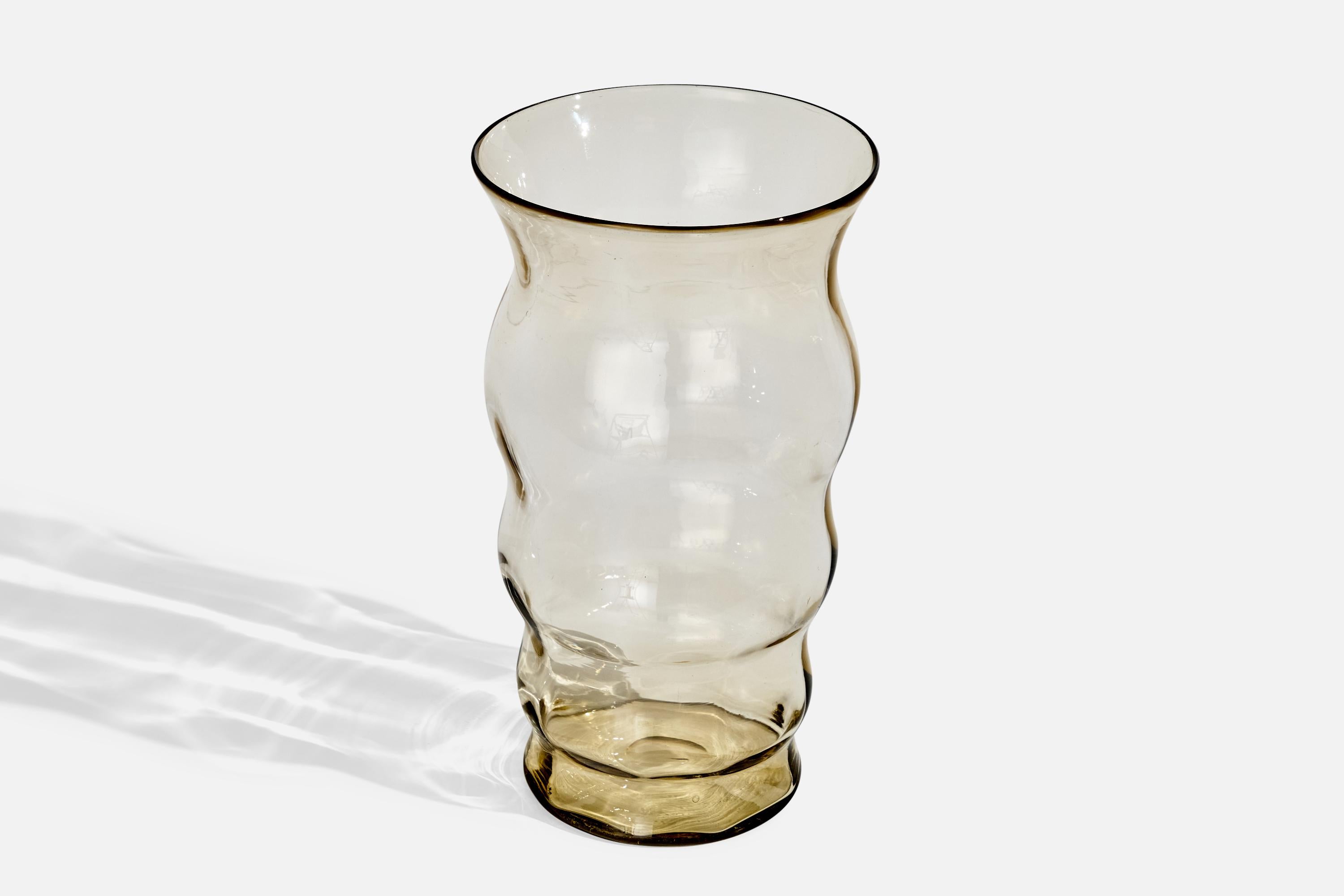 Vase en verre soufflé attribué à Gerda Strömberg pour Eda Glasbruk, Suède, c. 1929.
