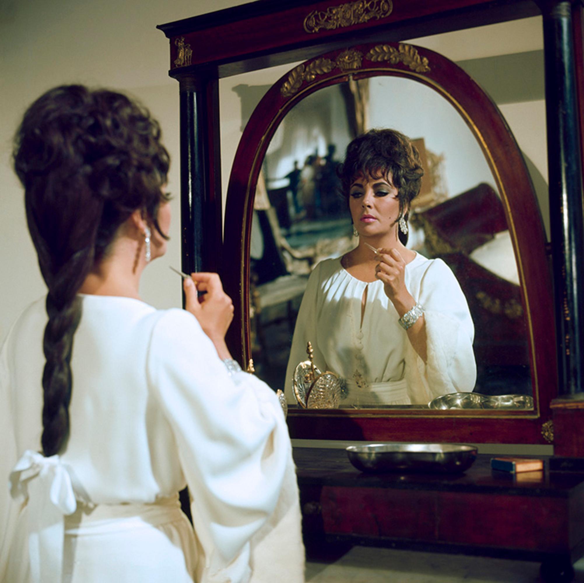 Titolo: Elizabeth Taylor (allo specchio) sul set di 'Boom!

Stampa a caratteri cubitali firmata e numerata da Gered Mankowitz

Elizabeth Taylor fotografata sul set del film drammatico e romantico di Joseph Losey "Boom!" in Sardegna, 1968.

Taglie