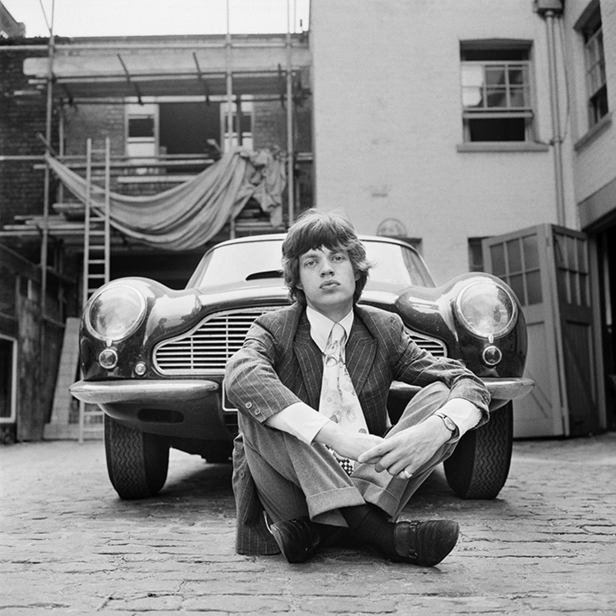 Gelatine-Silber, signiert und nummeriert

Mick Jagger von der britischen Rockband The Rolling Stones, fotografiert neben einem Aston Martin DB6 in London, 1966.

Verfügbare Größen:
16" x 20" Auflage von 50
50" x 53" Auflage von 24 Stück

Dieses Foto