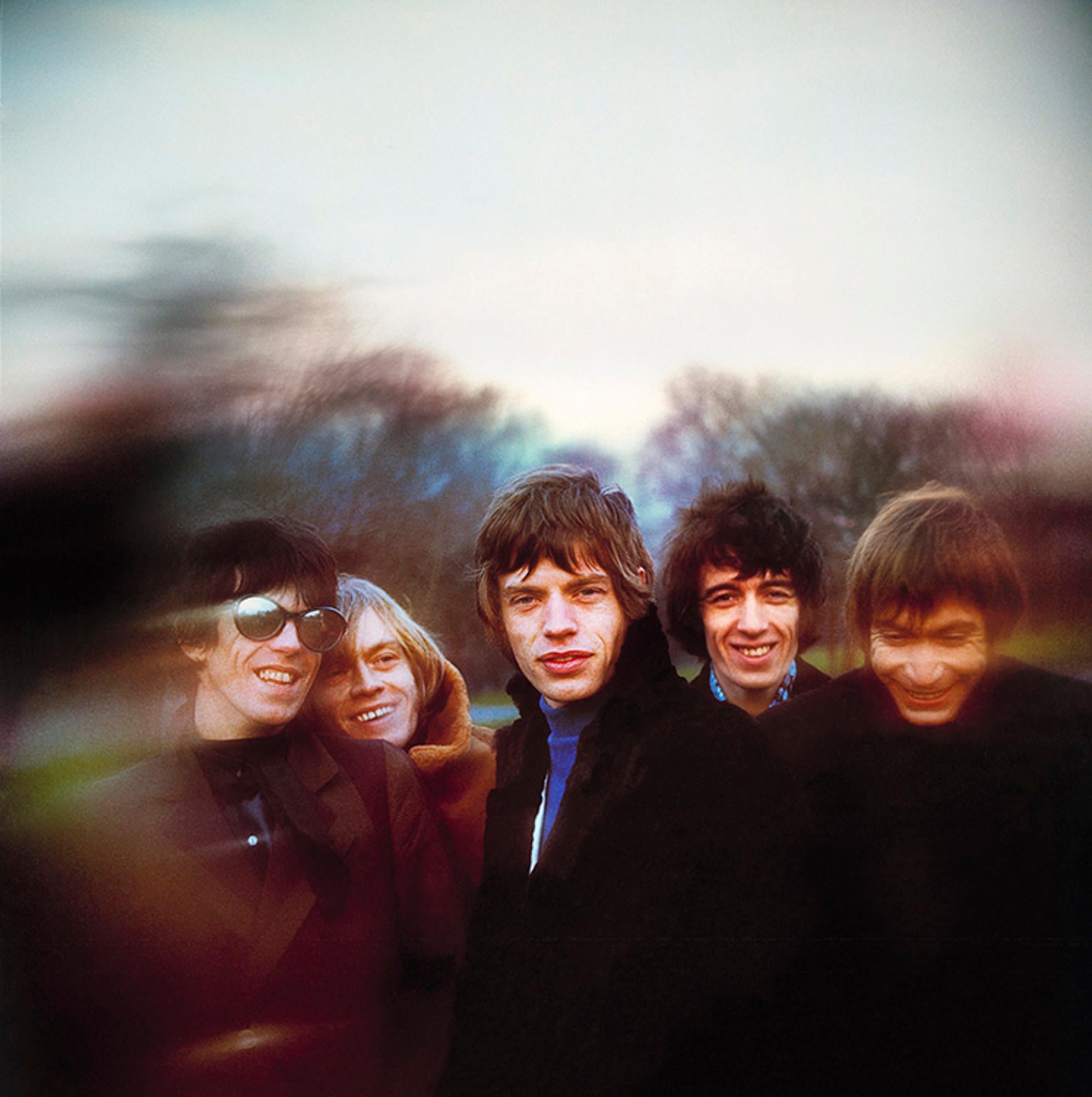 Impression C.I.C. signée et numérotée par Gered Mankowitz.

Le groupe de rock britannique The Rolling Stones (Mick Jagger, Keith Richards, Charlie Watts, Bill Wyman et Brian Jones) photographié sur Primrose Hill à Londres, 1966.

Tailles disponibles