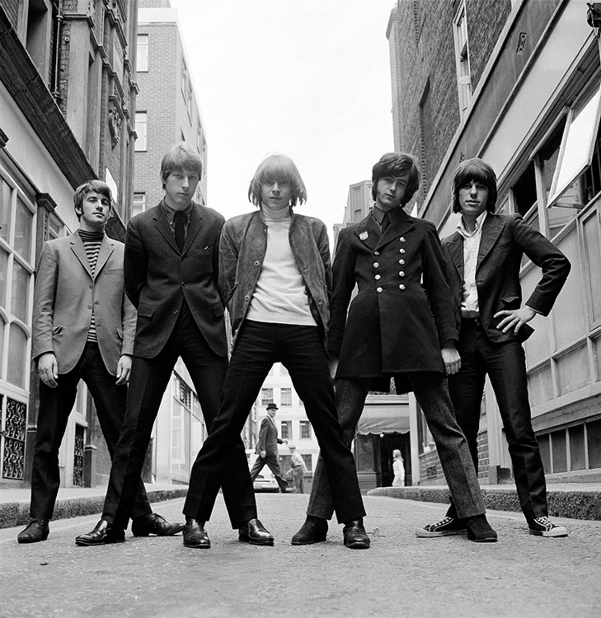 Gélatine argentique, signée et numérotée

Le groupe britannique The Yardbirds photographié à Ormond Yard, Londres, 1965.

Tailles disponibles :
16" x 20" Edition de 50
20" x 24" Edition de 50
30" x 40" Edition de 25
50" x 53" Édition de 24

Cette