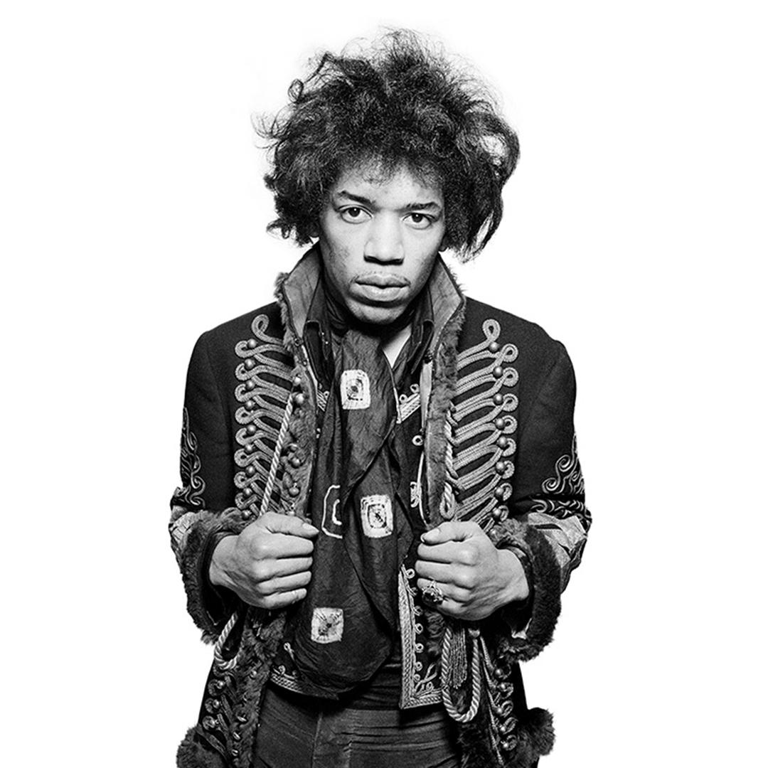 Jimi Hendrix, London 1967 von Gered Mankowitz

Ein Porträt von Jimi mit ernster Miene in einer bestickten Jacke. "Aufgenommen während meiner ersten Session mit Jimi in meinem Studio Anfang 1967."

Signierter Silbergelatineabzug in limitierter