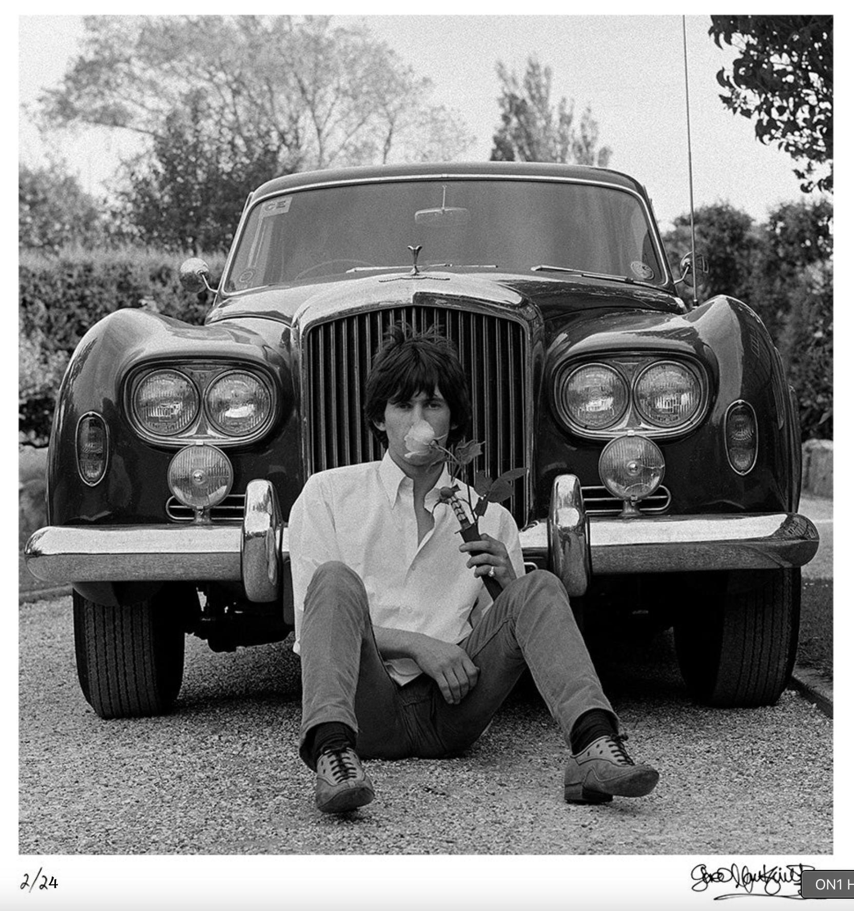 Keith Richards seduto davanti alla Bentley, 1966 - Stampa firmata in edizione limitata - Photograph di Gered Mankowitz