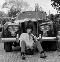Keith Richards sentado delante de un Bentley, 1966 - Impresión firmada de edición limitada