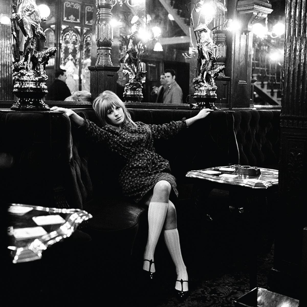 Die englische Sängerin, Songwriterin und Schauspielerin Marianne Faithfull, fotografiert im Pub The Salisbury in London, 1964.

Erhältlich in den folgenden Größen. Alle Drucke signiert und nummeriert von Gered Mankowitz

16x20" - Auflage 50
20x24" -
