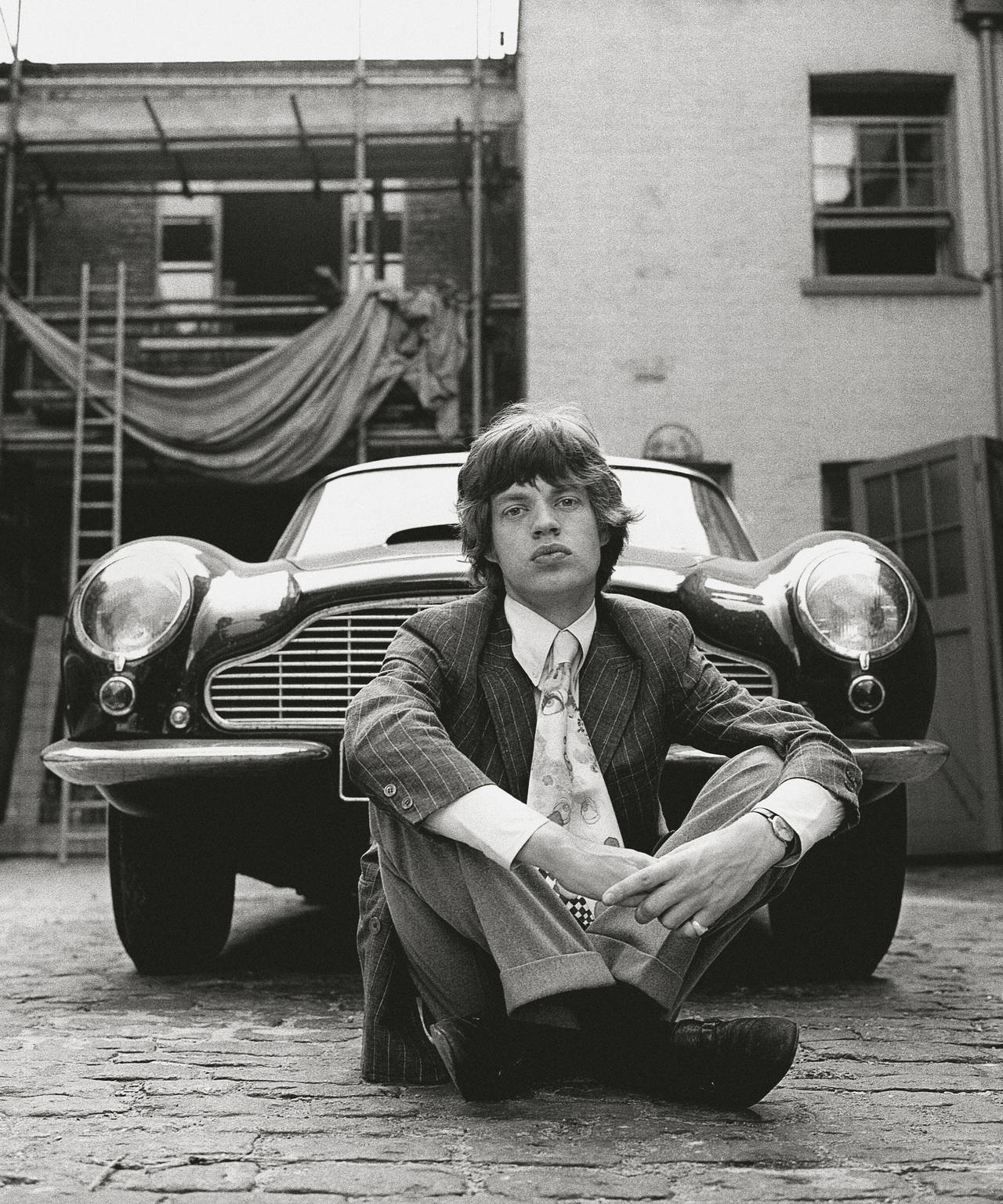 Portrait Photograph Gered Mankowitz - Mick Jagger et Aston Martin, 1966, signé, tirage gélatino-argentique, limité