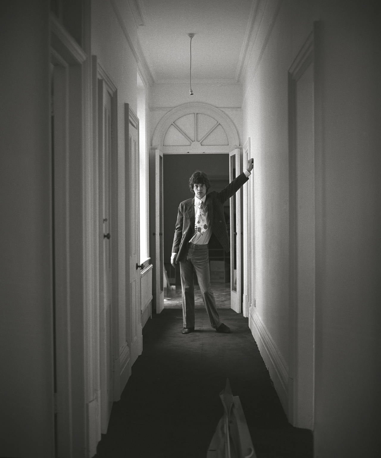 Gered Mankowitz Portrait Photograph – Mick Jagger at Home, Silbergelatinedruck, Schwarz-Weiß-Fotografie, Porträt