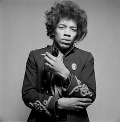 Jimi Hendrix posa con un cigarrillo, 1967 - Impresión firmada de edición limitada