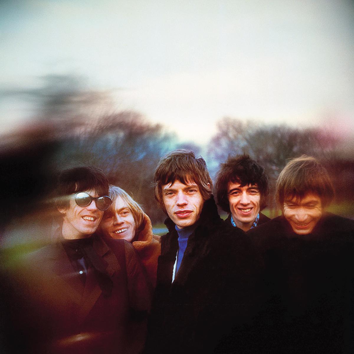 Les Rolling Stones, photographiés à Londres en 1965 par Gered Mankowitz. Avec Mick Jagger, Keith Richards, Charlie Watts, Brian Jones et Bill Wyman.

Cette image du groupe est une prise de la célèbre session Between The Buttons, réalisée fin 1966 à