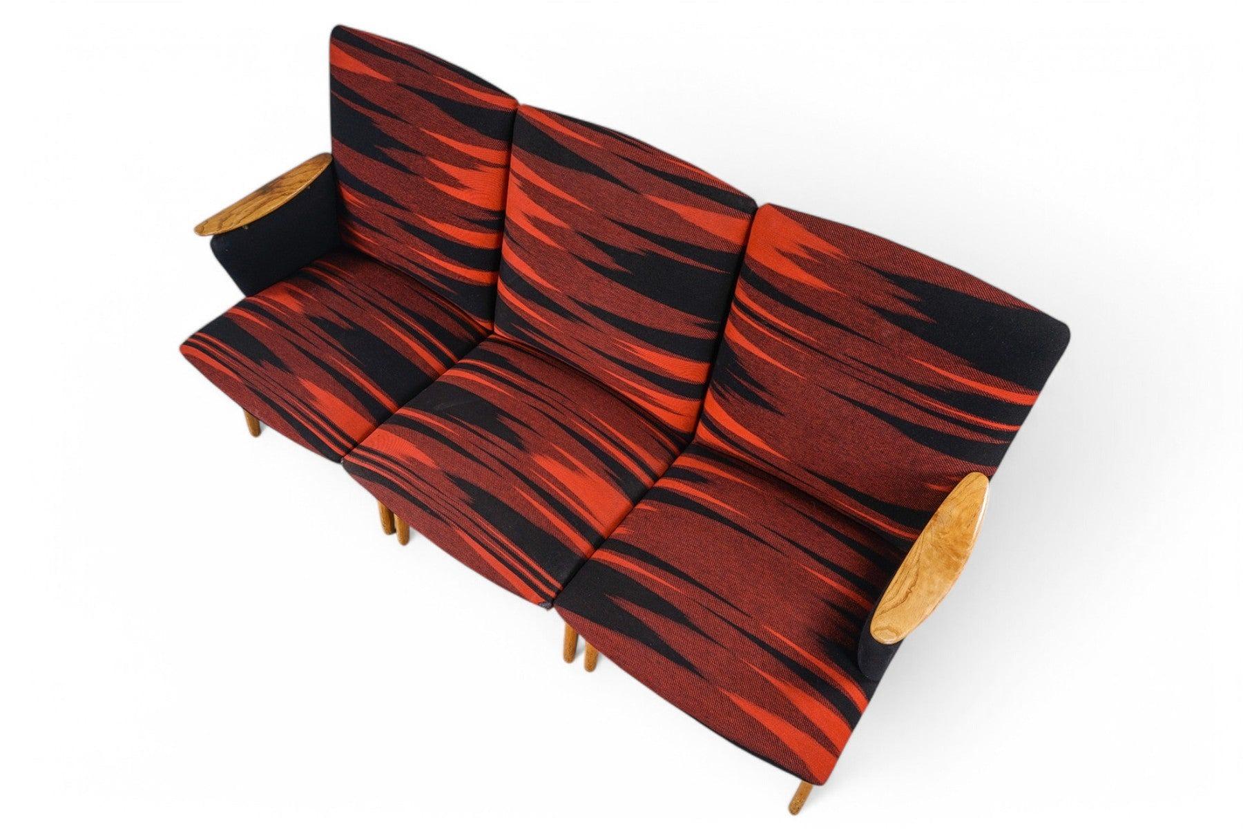 Origen: Noruega
Diseñador: Gerhard Berg
Fabricante: Vatne Møbelfabrik
Época: años 50
Materiales: Roble, Lana
Medidas: 66,5