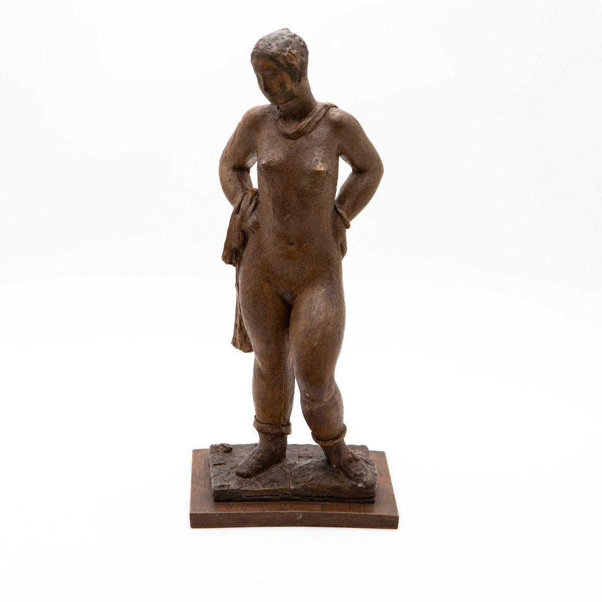 Gerhard Henning, 1880-1967
Studio preliminare per una scultura in bronzo, realizzata in gesso con patina originale. La scultura raffigura una figura femminile nuda in piedi con entrambe le mani appoggiate sui fianchi. Su un braccio tiene un drappo e