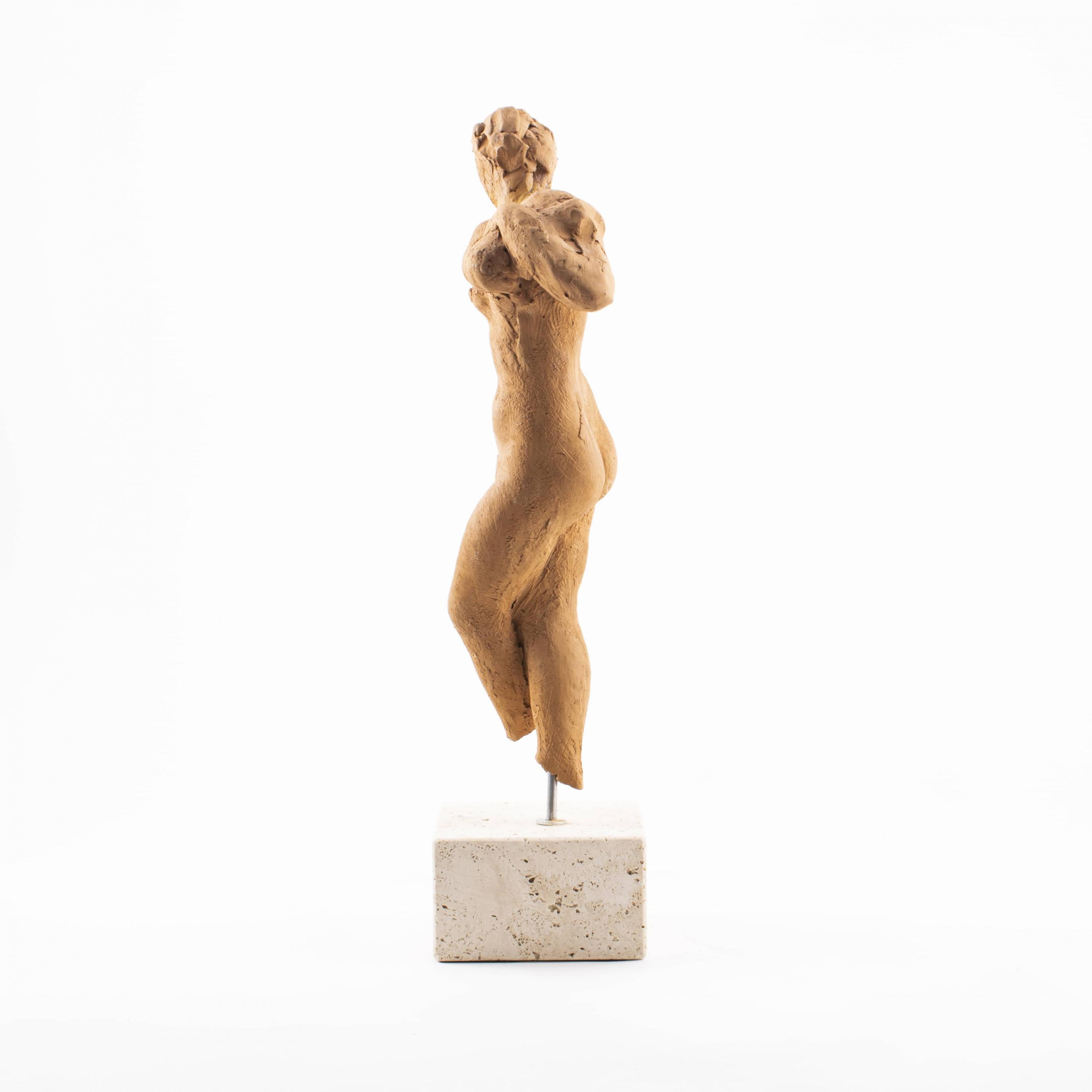 Gerhard Henning 1880-1967.
Gracious female figure in burnt clay mounted on stone plinth of travertine.
Original Gerhard Henning work.

Figure height: 41 cm - with plinth: 50 cm.