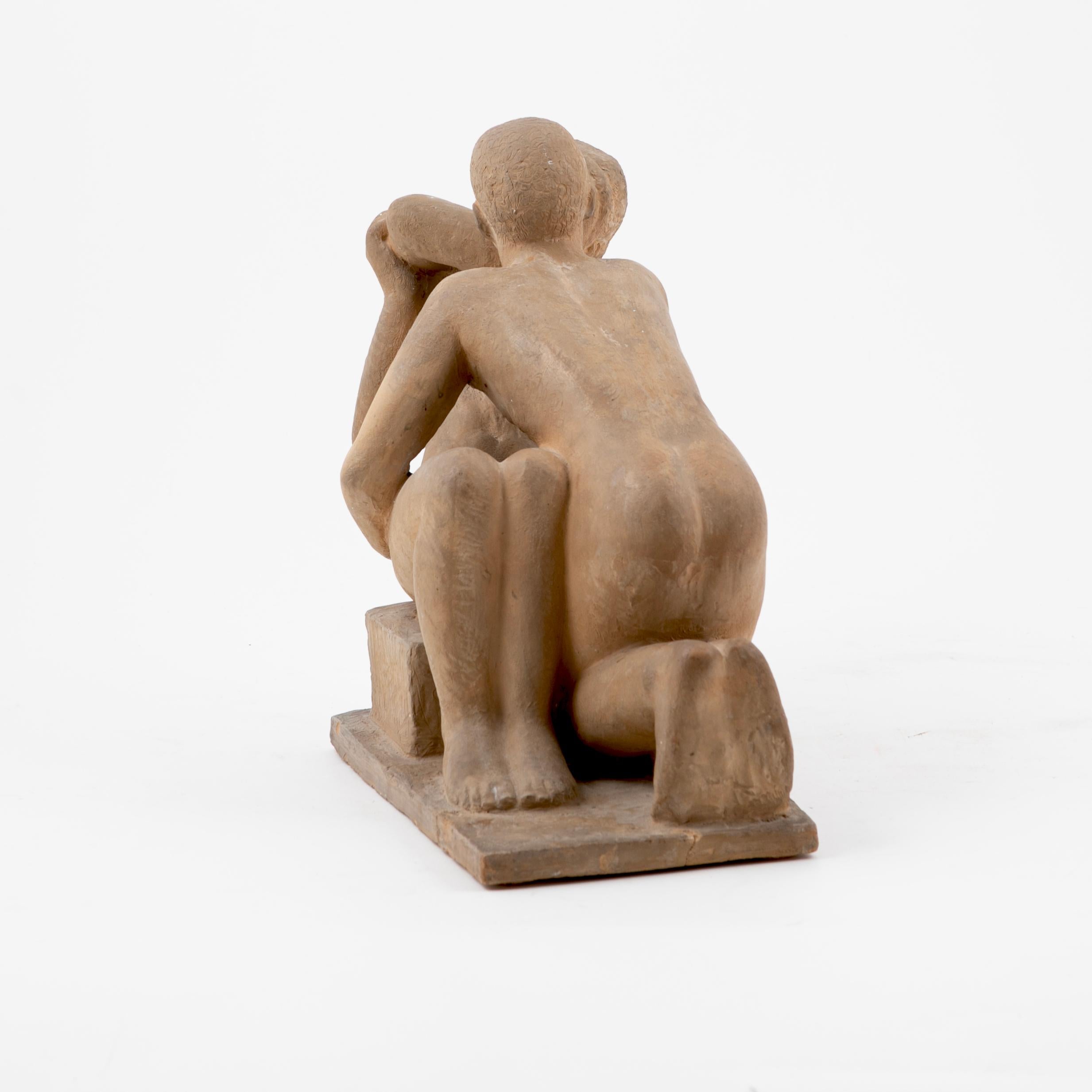 Escultura de arcilla cocida que representa a una pareja erótica.
Titulado: No 1.
Firmado Gerhard Henning, 1927

NB: El zócalo ha sido reparado, la escultura en sí está en perfecto estado.