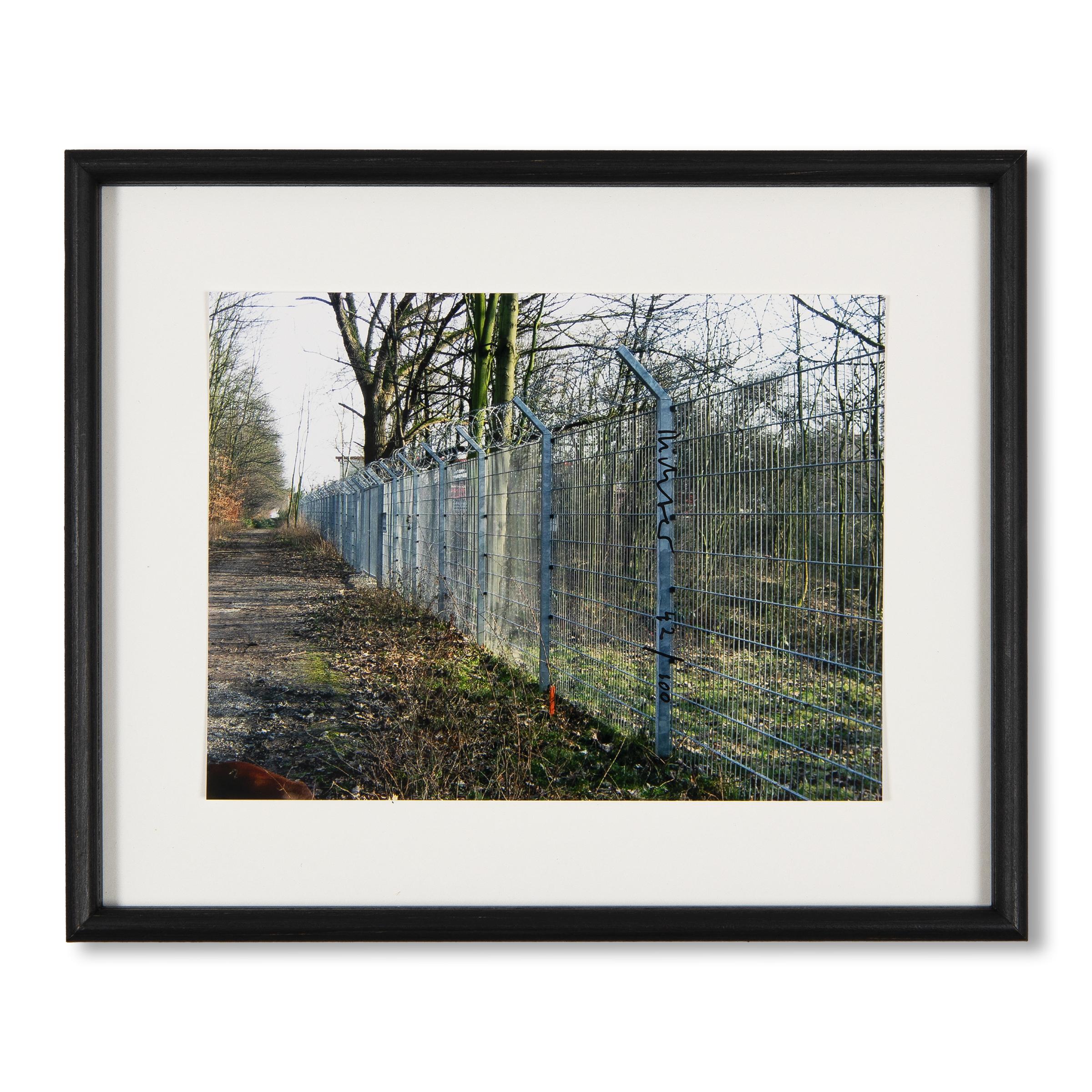 Gerhard Richter (alemán, n. 1932)
Zaun, 2010
Soporte: Fotografía en color, montada sobre cartón blanco, en marco del artista
Dimensiones de la impresión: 15 x 20 cm
Dimensiones del marco: 23,5 x 28,5 cm
Edición de 100: Firmada y numerada a