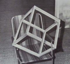 Cubo sobre silla de jardín, de: Nueve objetos - Realismo alemán