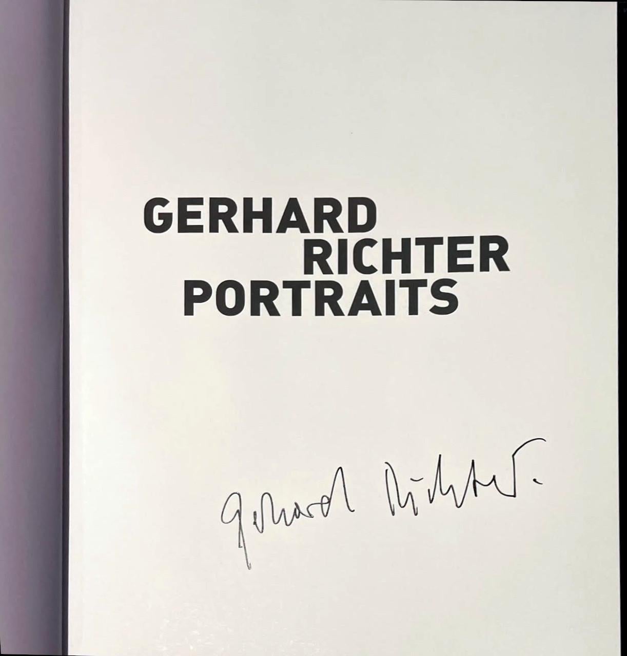 Gerhard Richter
GERHARD RICHTER PORTRAITS (amtlich handsigniertes Exemplar), 2009
Gebundene Monographie mit Schutzumschlag (offiziell handsigniertes Exemplar)
Handsigniert von Gerhard Richter auf dem Titelblatt; mit rotem Band an der vorderen