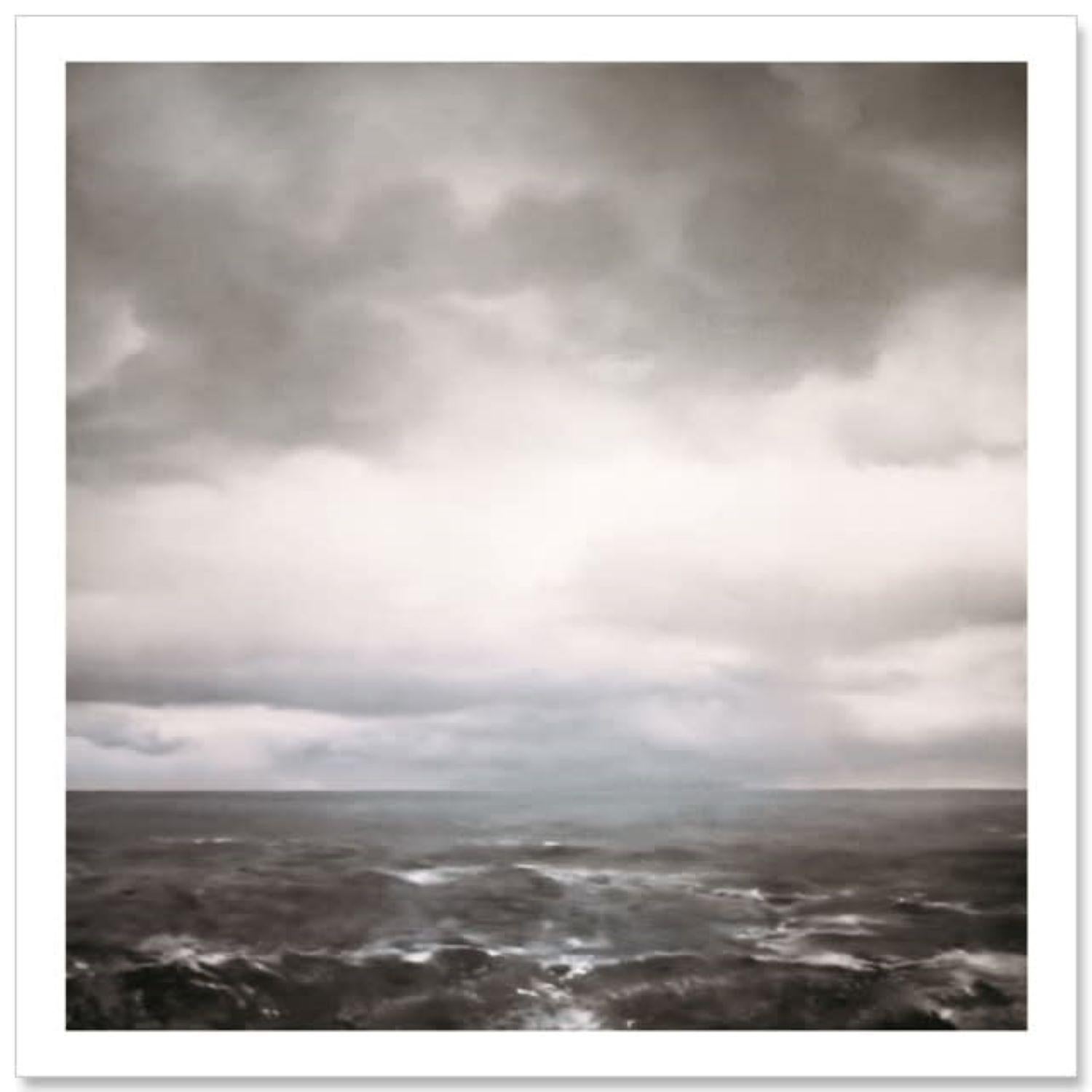 Seestück (Bewölkt)

Por Gerhard Richter

Gerhard Richter, artista contemporáneo alemán, es famoso por su enfoque diverso e innovador de la pintura, que abarca el fotorrealismo, la abstracción y el arte conceptual. Conocido por sus lienzos borrosos y