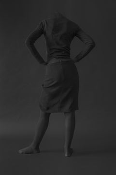 Personne 03 - Zeitgenössische dunkelgraue, schwarz-weiße weibliche Porträtfotografie