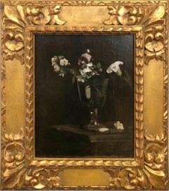 Fleurs dans un vase en verre sur pied