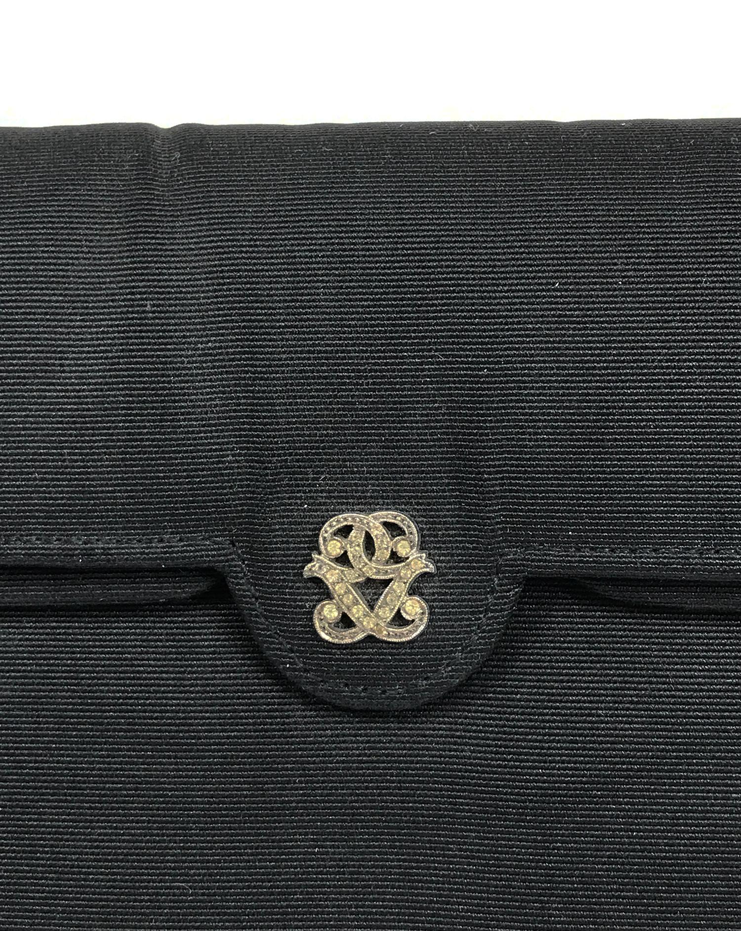 Bolso de noche con doble solapa de Germaine Guerin Paris, de los años 50, en faille de seda. Germaine Guerin, la diseñadora parisina responsable del emblemático bolso acolchado de Chanel de 1955, ¡el 2.55!  Elegante bolso de mano de seda faille