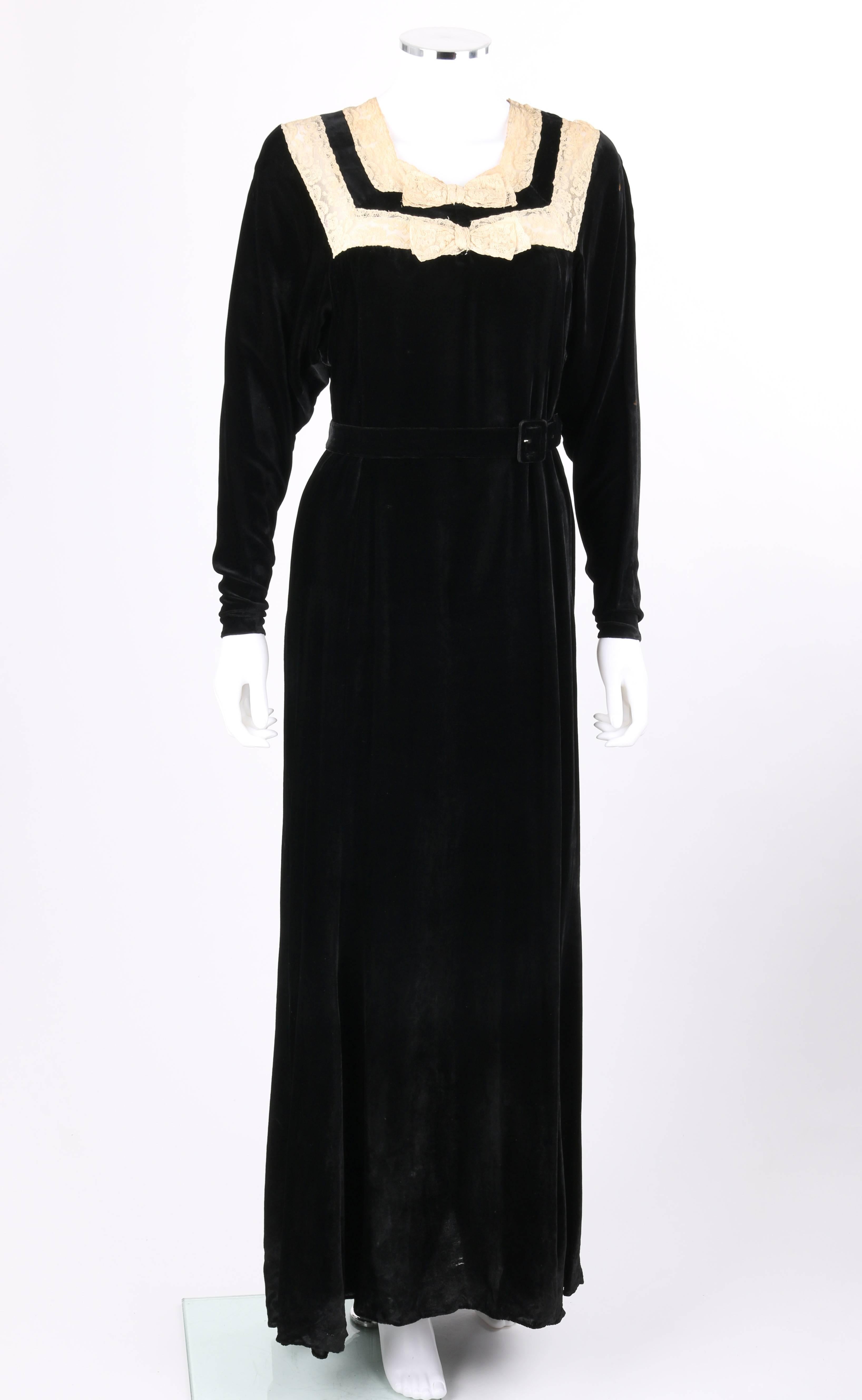 GERMAINE MONTEIL c.1930s Schwarzes Abendkleid aus Seidensamt mit Gürtel und floraler Spitze  im Zustand „Gut“ im Angebot in Thiensville, WI