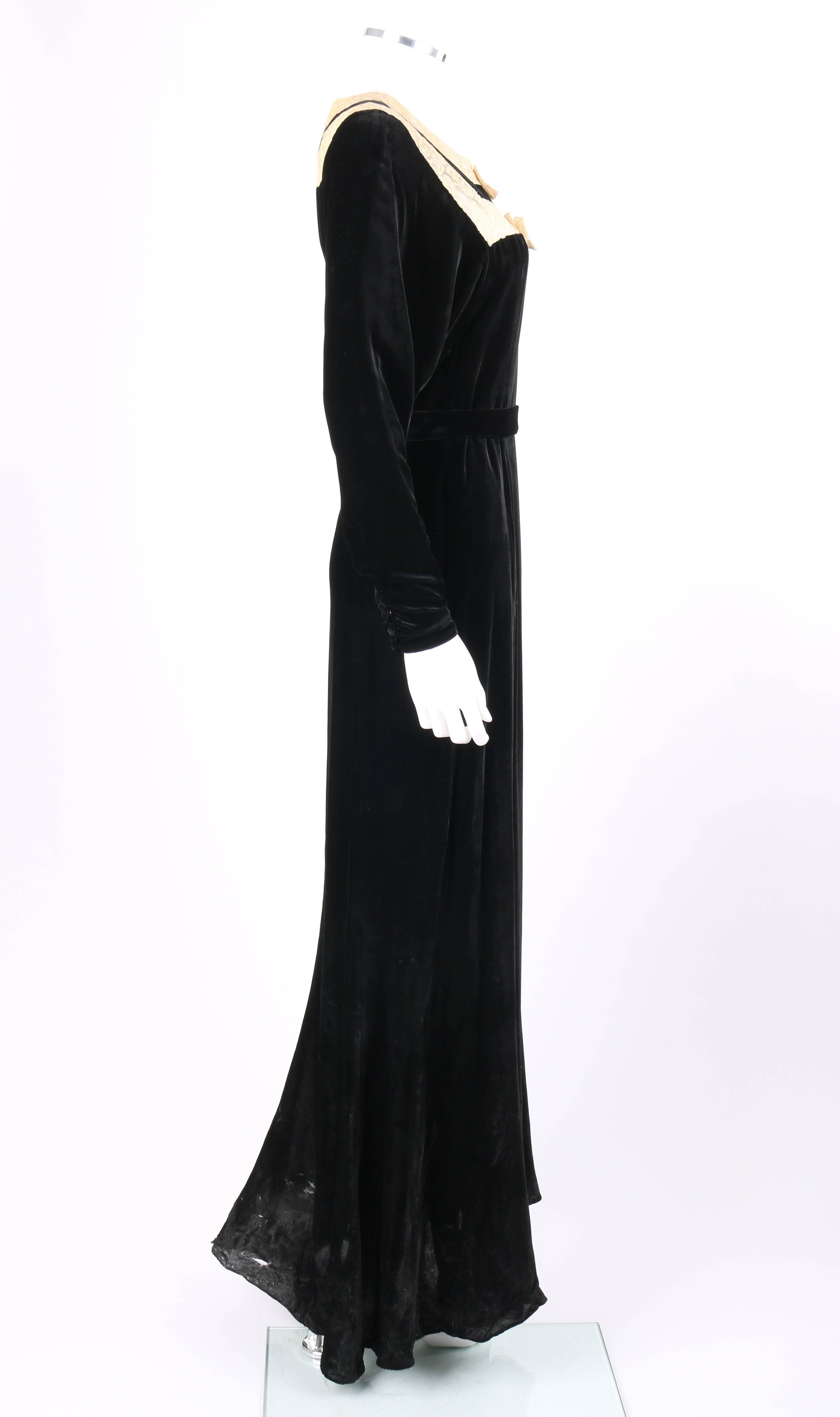 GERMAINE MONTEIL c.1930s Schwarzes Abendkleid aus Seidensamt mit Gürtel und floraler Spitze  Damen im Angebot