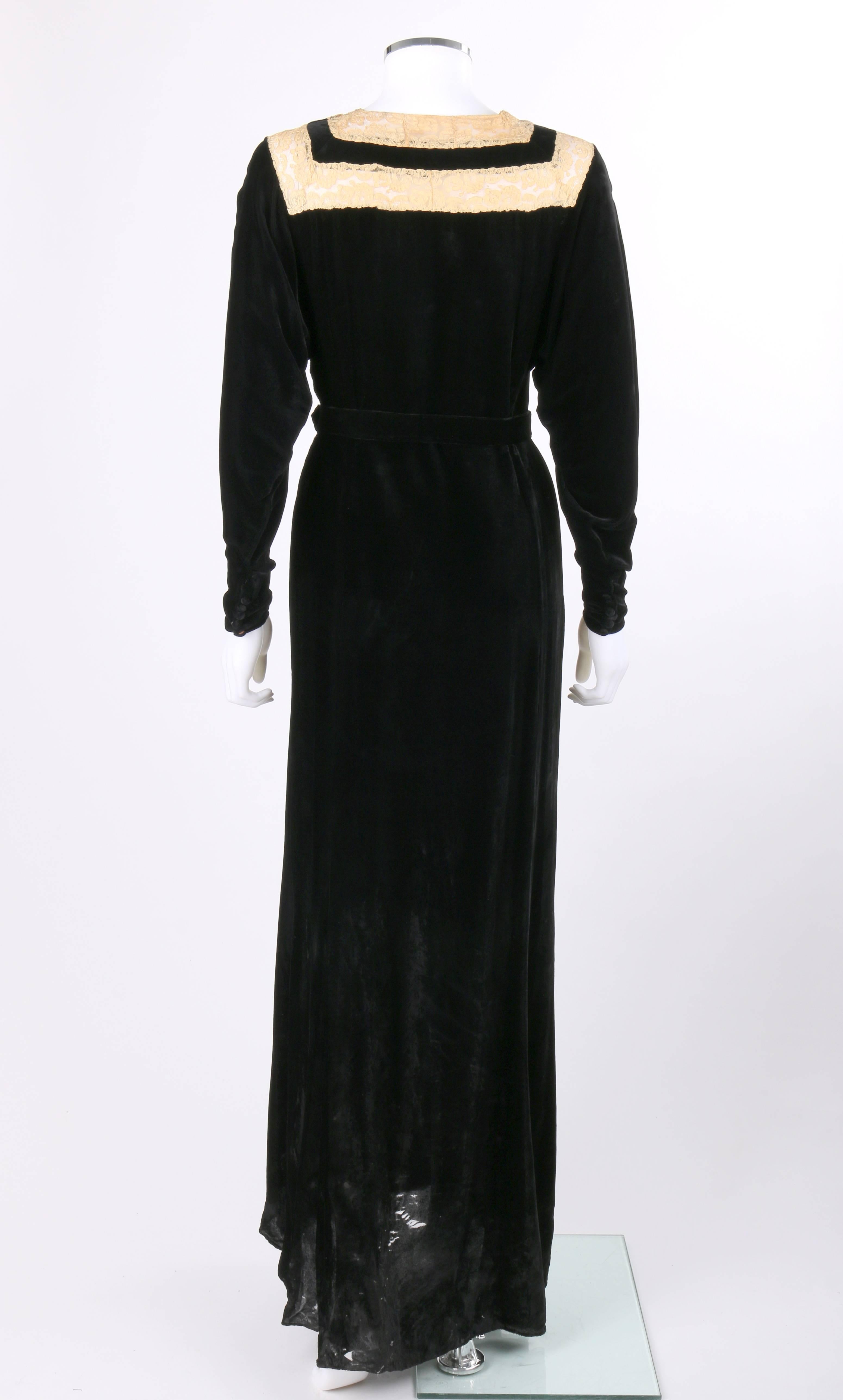 GERMAINE MONTEIL c.1930s Schwarzes Abendkleid aus Seidensamt mit Gürtel und floraler Spitze  im Angebot 1