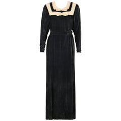 GERMAINE MONTEIL c.1930s Schwarzes Abendkleid aus Seidensamt mit Gürtel und floraler Spitze