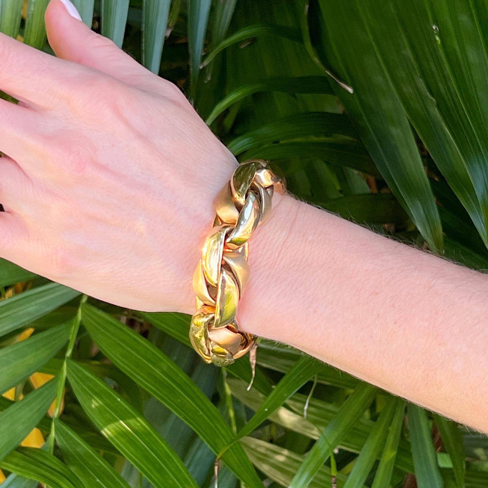 Wunderschönes geflochtenes Gliederarmband aus 18 Karat hochglanzpoliert und satiniert. Das in Deutschland handgefertigte Armband verfügt über einen verdeckten Verschluss und eine Kettensicherung. Das Armband misst 8,00 Zoll in der Länge und 0,75