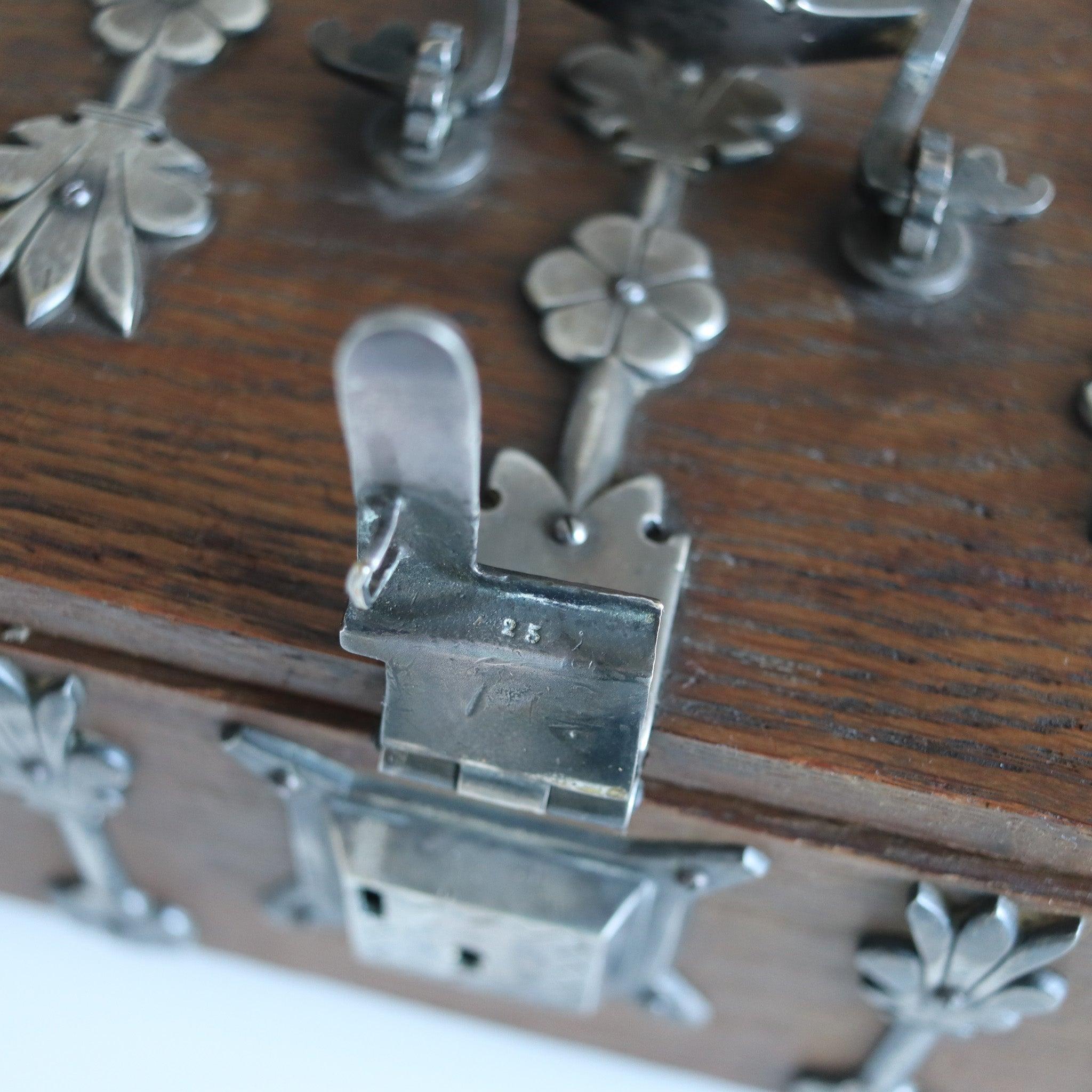 DEUTSCH 1890 Treasure Chest Dekorative Box in Zedernholz & Silber Hardware im Angebot 3