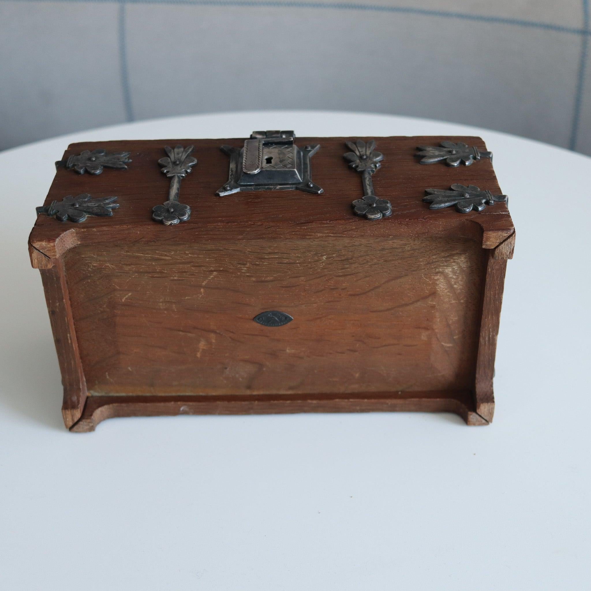 DEUTSCH 1890 Treasure Chest Dekorative Box in Zedernholz & Silber Hardware im Angebot 4