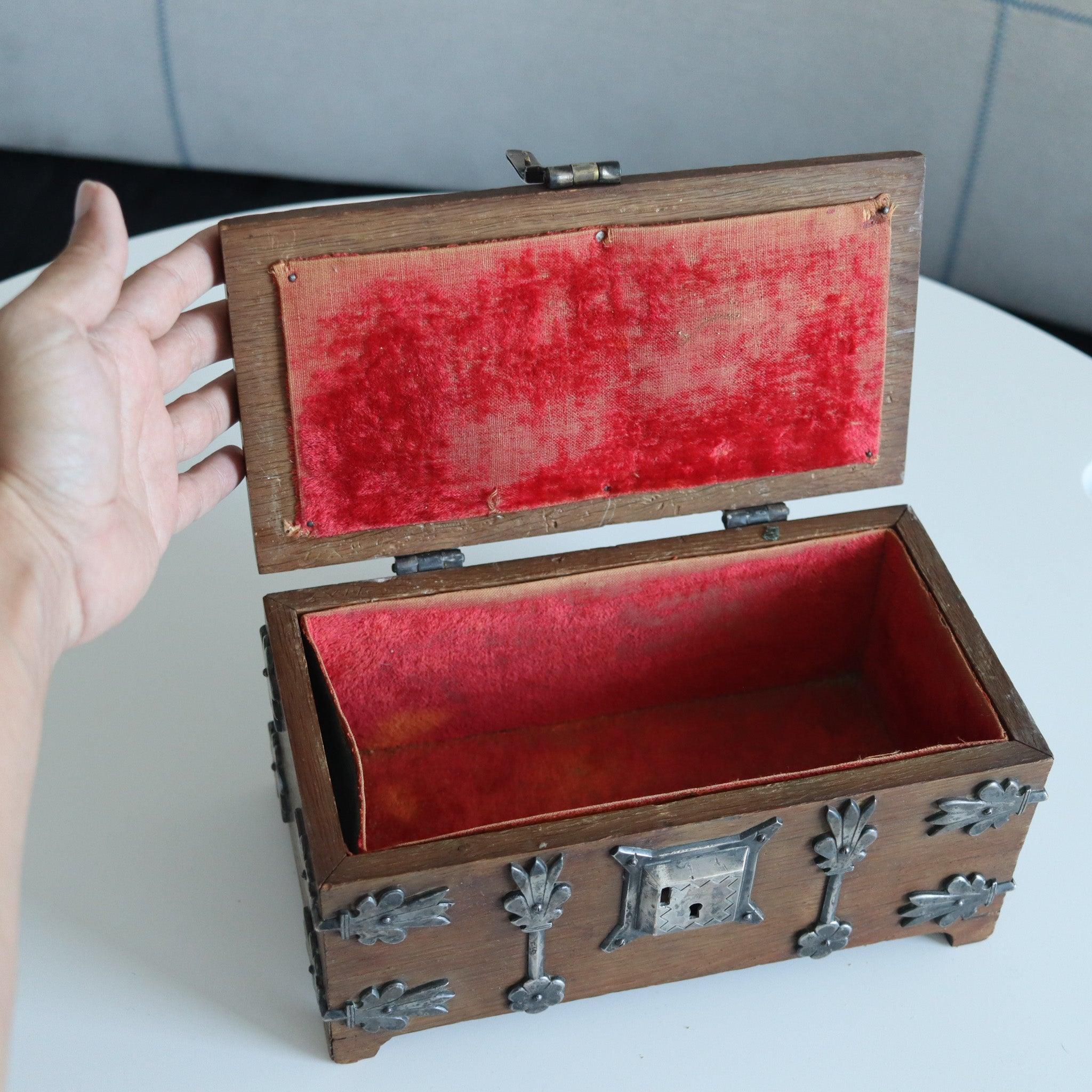 DEUTSCH 1890 Treasure Chest Dekorative Box in Zedernholz & Silber Hardware im Angebot 6