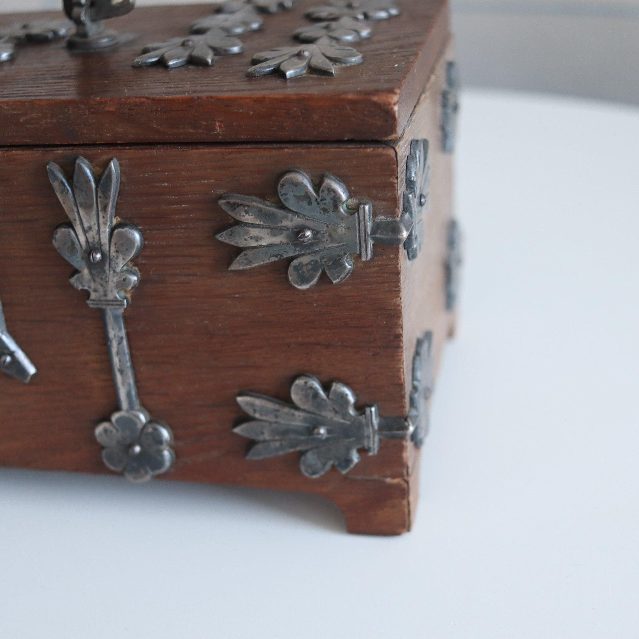 DEUTSCH 1890 Treasure Chest Dekorative Box in Zedernholz & Silber Hardware (Geschmiedet) im Angebot