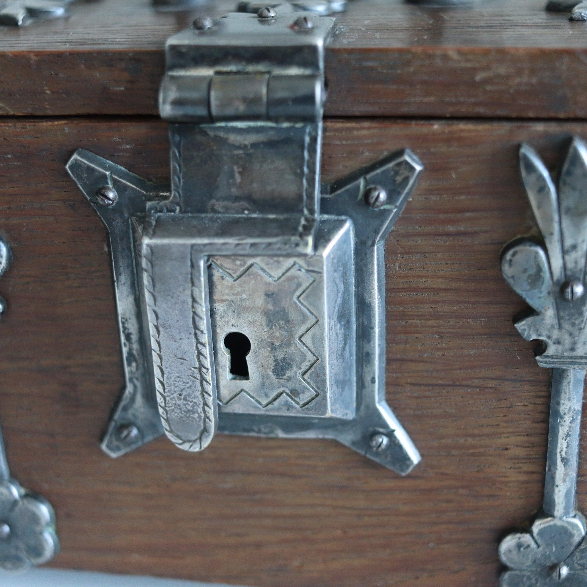 DEUTSCH 1890 Treasure Chest Dekorative Box in Zedernholz & Silber Hardware im Zustand „Hervorragend“ im Angebot in Miami, FL