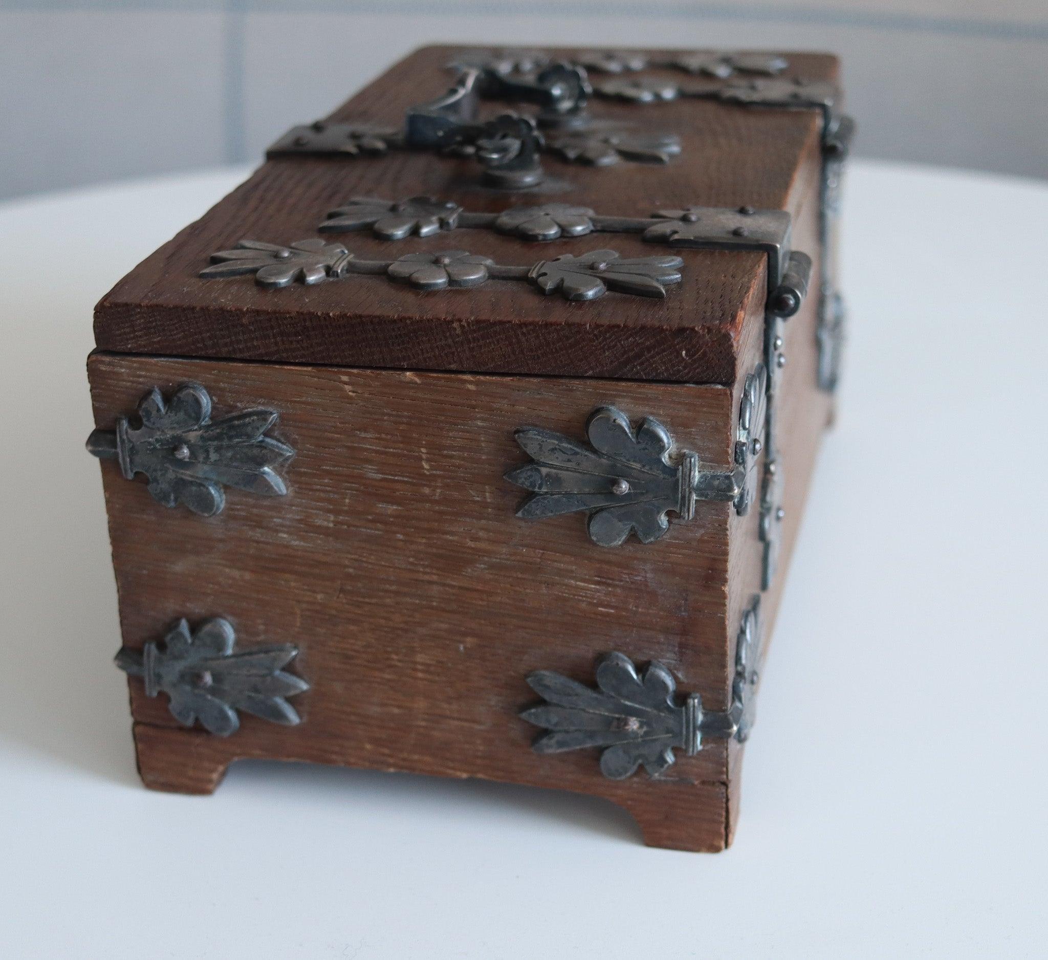 DEUTSCH 1890 Treasure Chest Dekorative Box in Zedernholz & Silber Hardware (Spätes 19. Jahrhundert) im Angebot