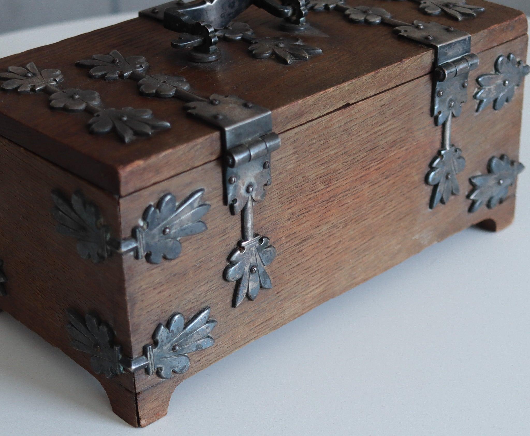 DEUTSCH 1890 Treasure Chest Dekorative Box in Zedernholz & Silber Hardware im Angebot 1