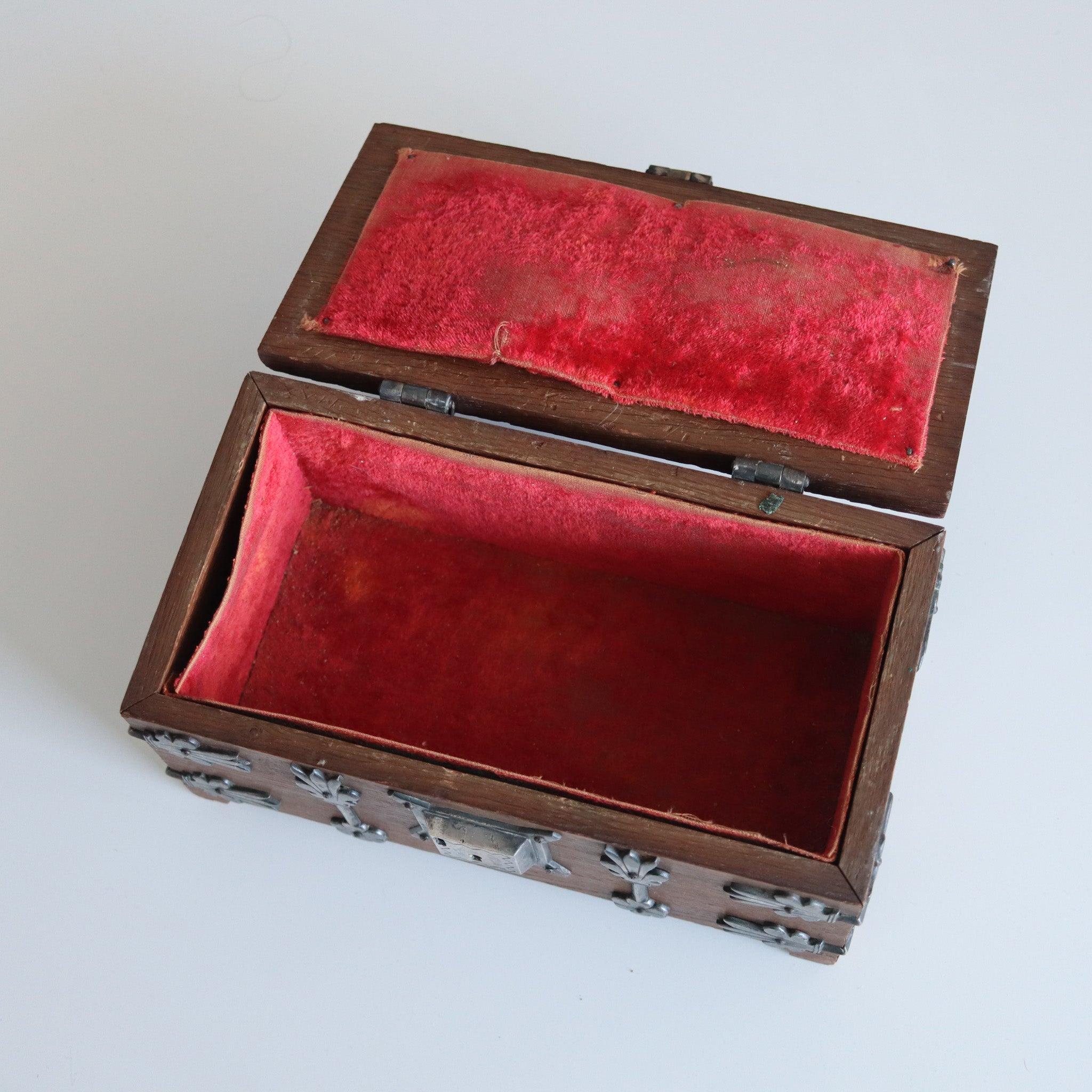 DEUTSCH 1890 Treasure Chest Dekorative Box in Zedernholz & Silber Hardware im Angebot 2