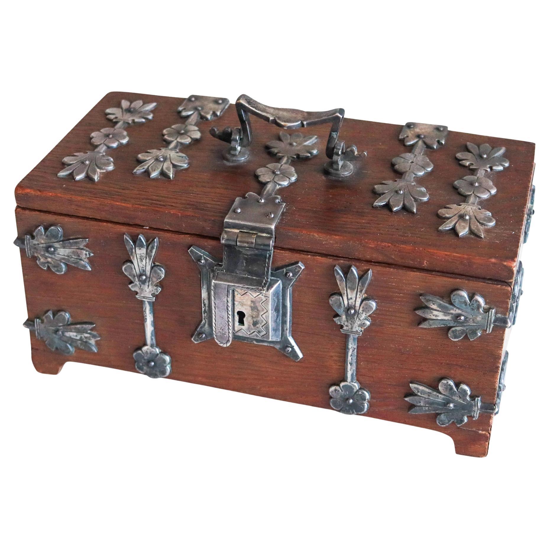 DEUTSCH 1890 Treasure Chest Dekorative Box in Zedernholz & Silber Hardware im Angebot