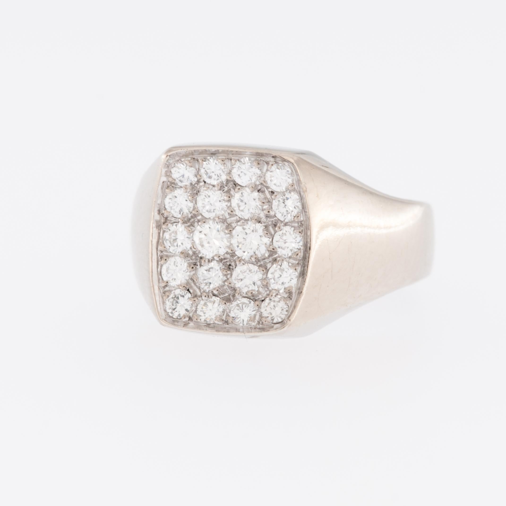 German 18 karat White Gold Signet Ring with Diamonds In Good Condition For Sale In Esch sur Alzette, Esch-sur-Alzette