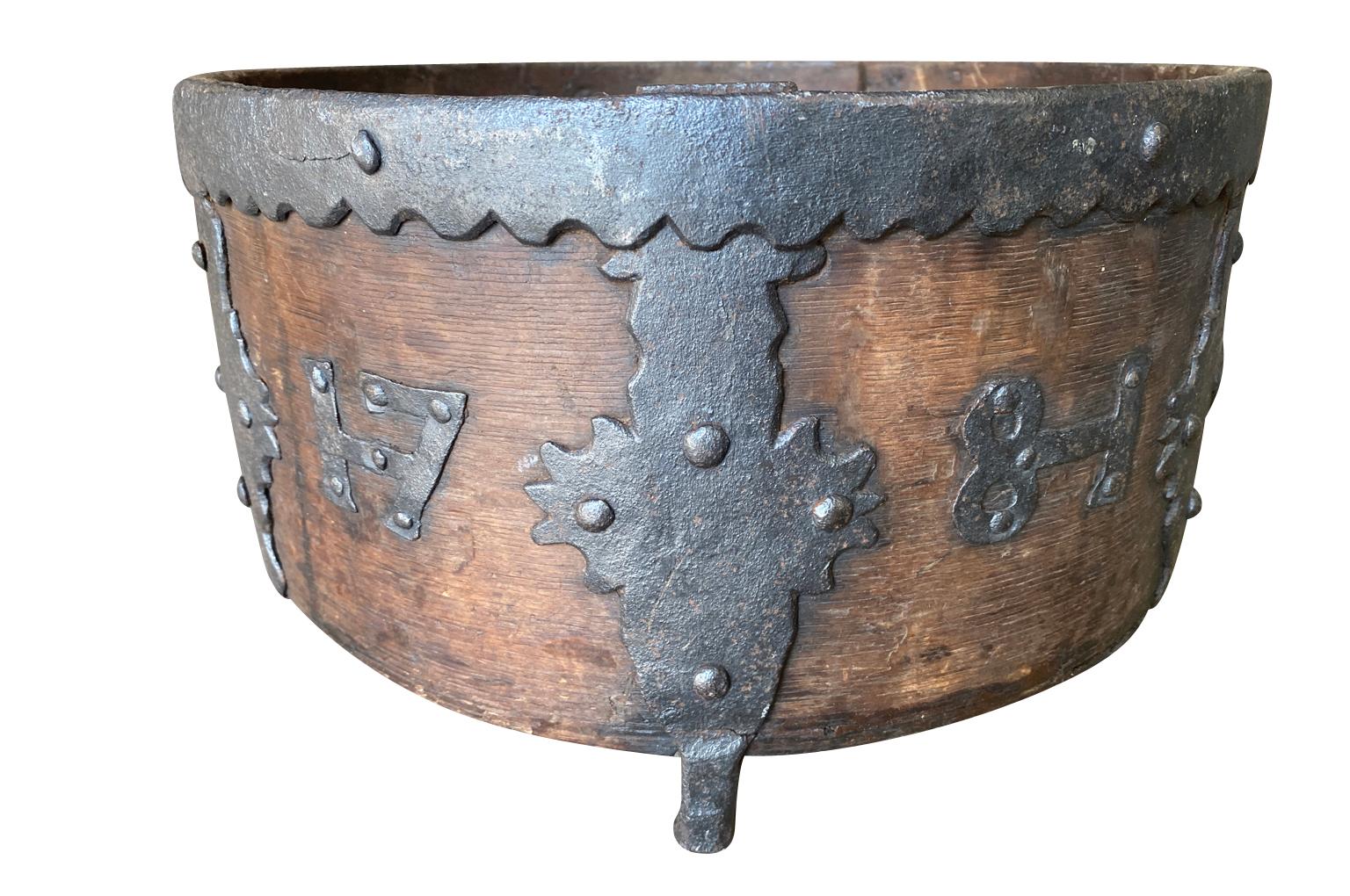Une superbe mesure à grain du 18e siècle provenant d'Allemagne, en bois et avec des détails en fer exceptionnels, datée de 1781.  Cette mesure à grain était à l'origine utilisée pour servir du grain aux chevaux.  Fabuleuse patine. 