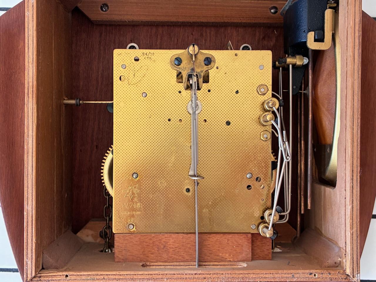 Pendule + Poids + Horloge murale Junghans allemande des années 1960 en vente 7