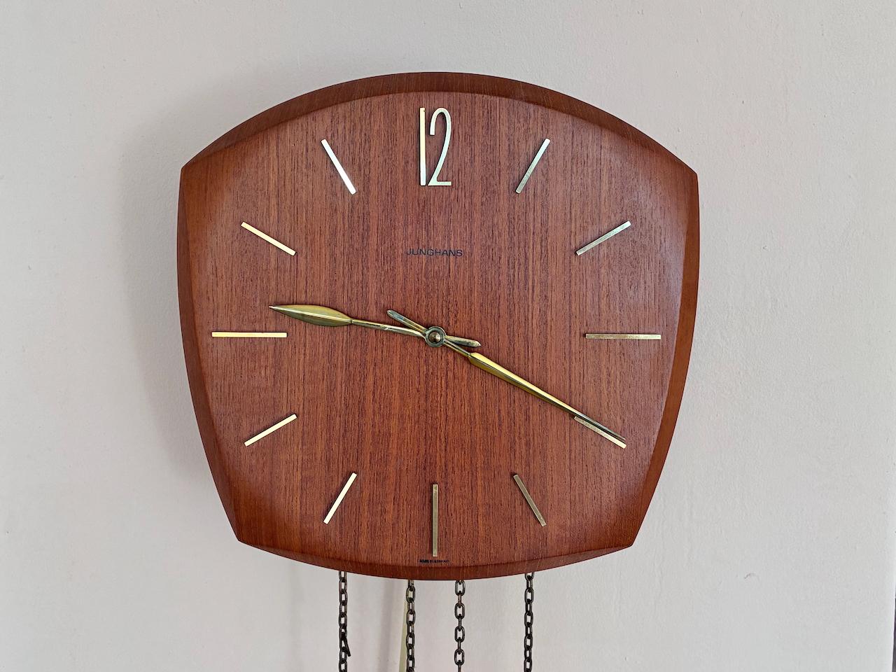 Mid-Century Modern Pendule + Poids + Horloge murale Junghans allemande des années 1960 en vente