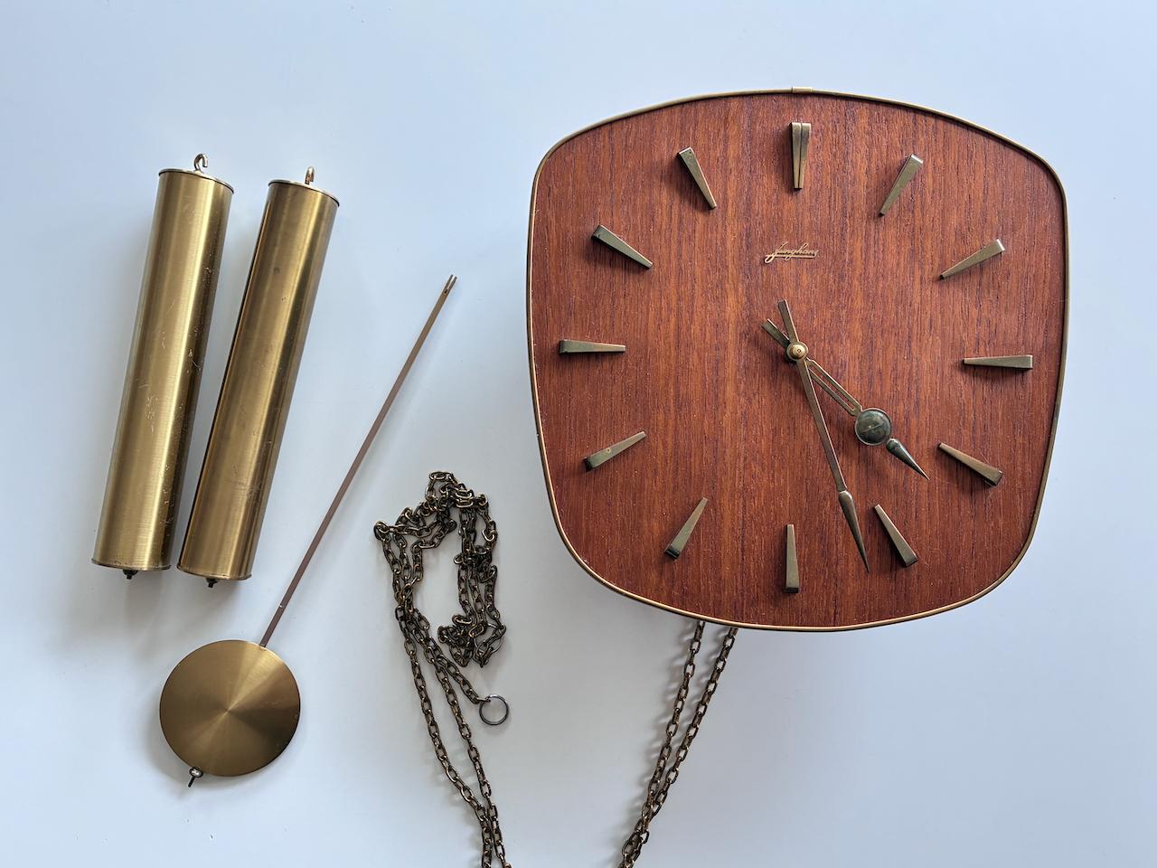 Reloj de pared alemán Junghans de los años 60 con péndulo + pesas + gong Moderno de mediados de siglo en venta