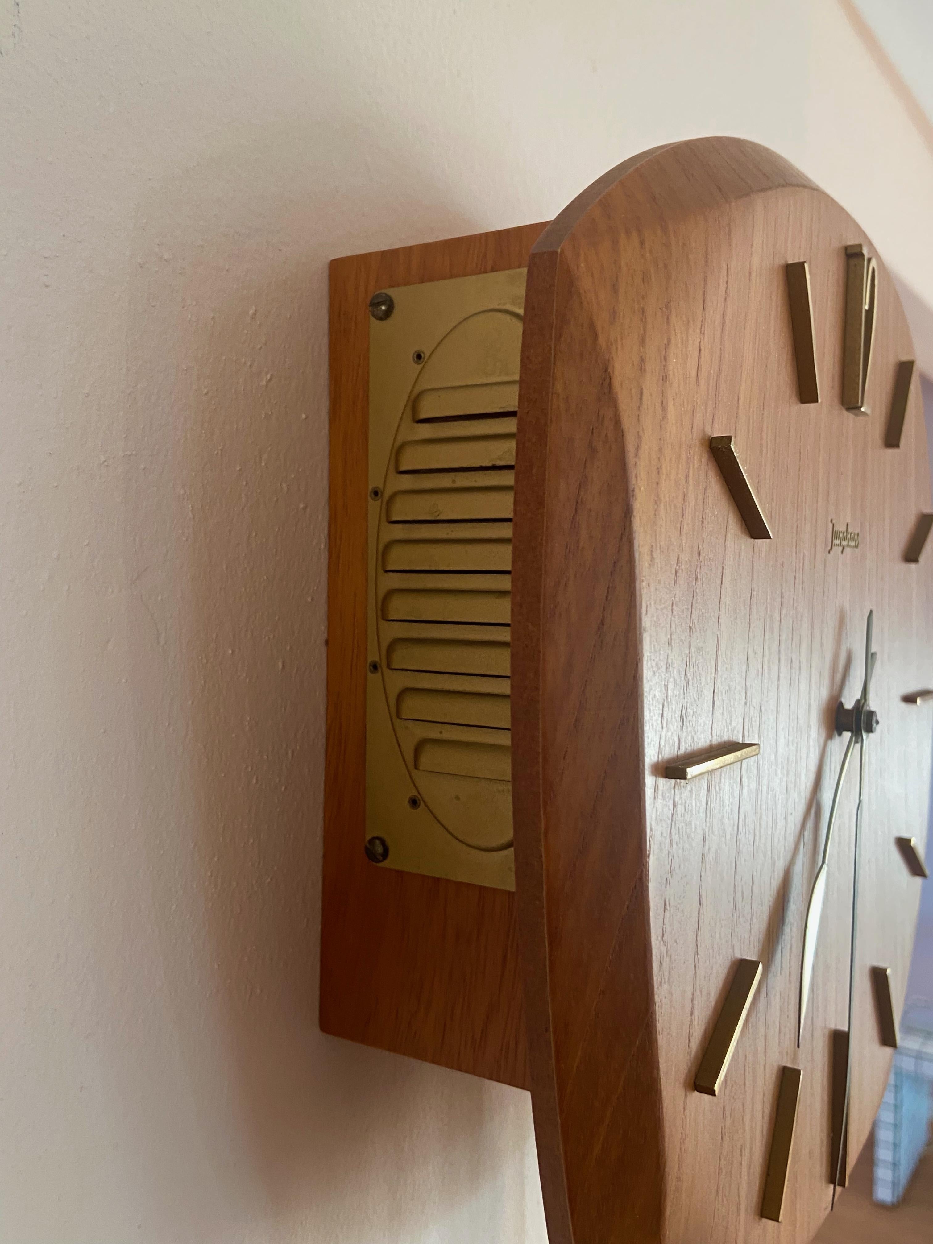 German 1960s Junghans Pendulum + Weights + Gong Wall Clock In Good Condition For Sale In Krefeld, DE